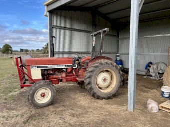 International Harvester 384 Tractor