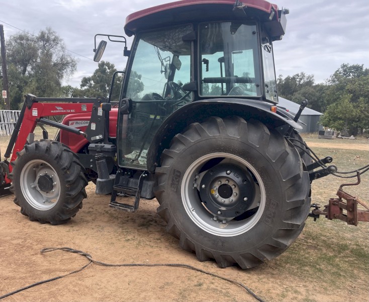 McCormick SMAX 90 CAB tractor with front end loader and 4in1 bucket