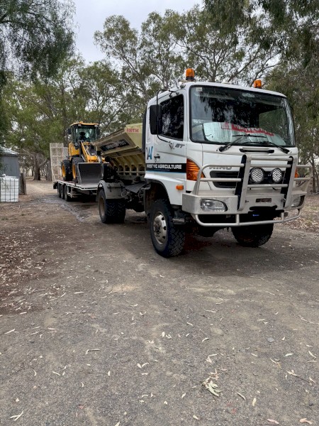 2007 Hino 4x4 810 tm Marshall spreader tag trailer and loader