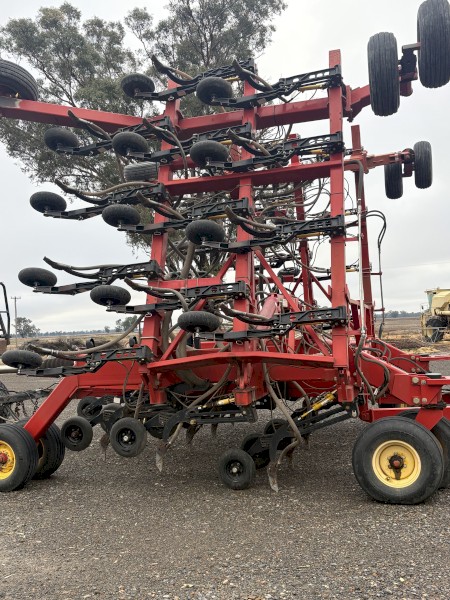 2009 Bourgault 3310 Bar with 2005 Bourgault 5295 Air Cart
