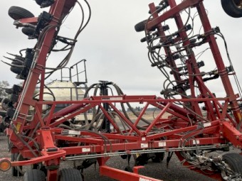 2009 Bourgault 3310 Bar with 2005 Bourgault 5295 Air Cart