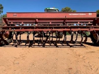 International 511 Seed Drill/Combine