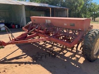 International 511 Seed Drill/Combine
