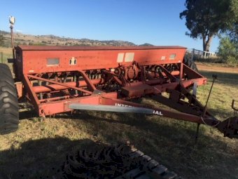 (A133) - International IH 511 Combine