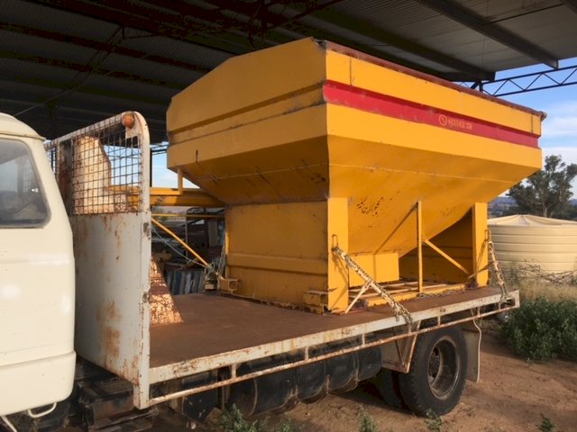 (A133) - 2011 Steele Steel Grouper MP Seeder 350 Grouper