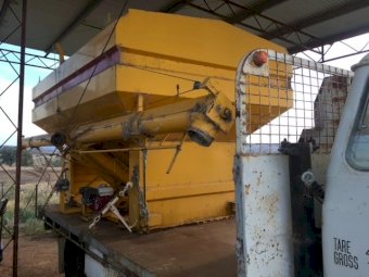 (A133) - 2011 Steele Steel Grouper MP Seeder 350 Grouper