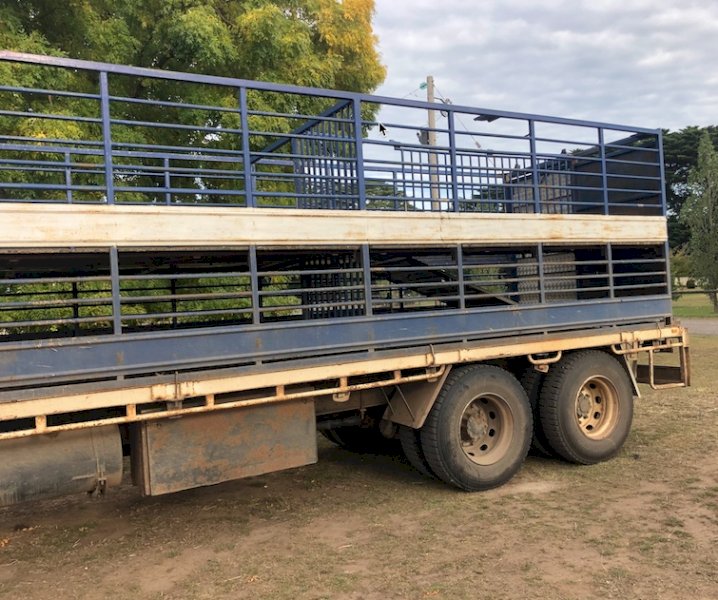 2x6 Isuzu Tray Truck with 22' 2/1 Stock Crate