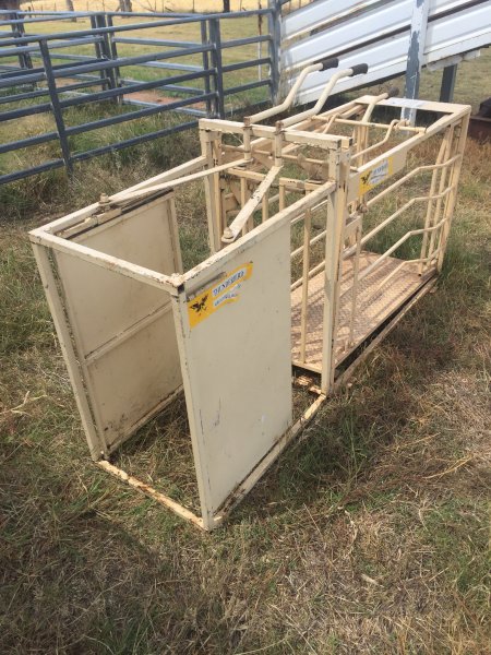 (A133) - Thunderbird Sheep Weigh Crate and Draft