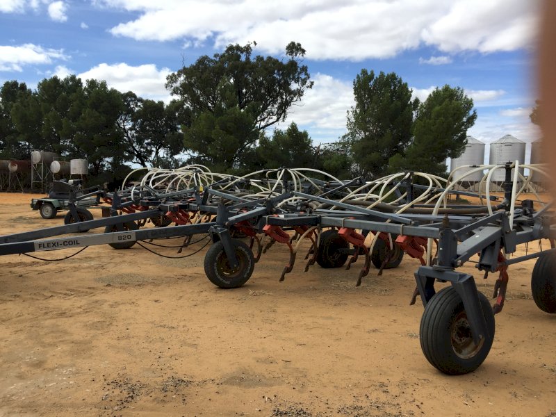 Flexicoil 820 Bar with 1330 Air Cart
