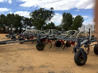 Flexicoil 820 Bar with 1330 Air Cart