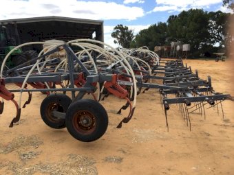 Flexicoil 820 Bar with 1330 Air Cart