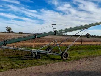 48' x 9" Hydraulic Fast Flow Auger with Hopper
