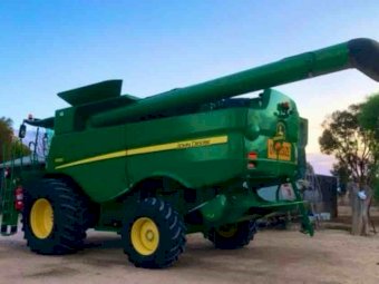 2012 John Deere S660 Header with 2013 MacDon 35ft Front