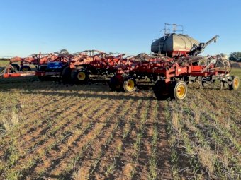 Bourgault 3320 Paralink 60 foot Air seeder paired with Case ( Flexicoil) 3430 15000 lt Air Cart