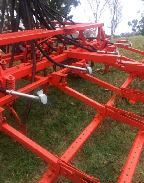 International 5600 Bin and Gaston 24 Tyne Seeder Bar