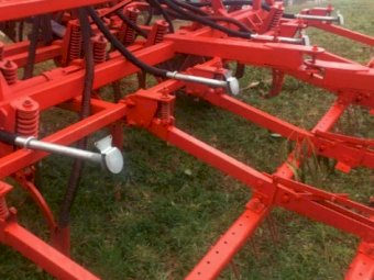 International 5600 Bin and Gaston 24 Tyne Seeder Bar