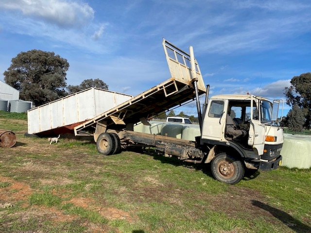 1982 Mitsubishi FX 102 Tipping Truck