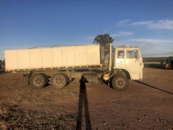 1990 International T 2670  Body truck with 20 ft tipper tray