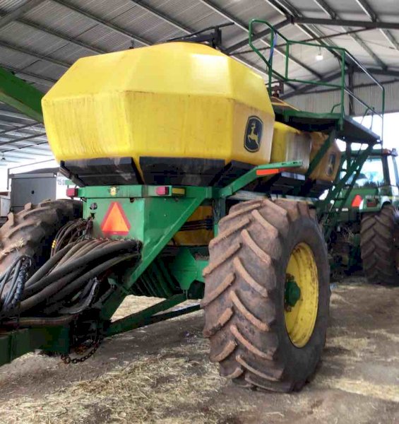 2010 John Deere 1910 Tow Between Air Cart
