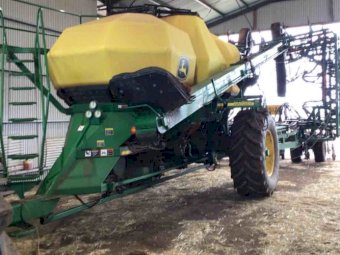 2010 John Deere 1910 Tow Between Air Cart