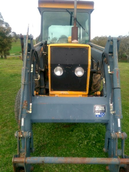 Chamberlian 3380 tractor  with 3200 SLR front end loader, bracket