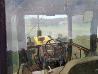 Chamberlian 3380 tractor  with 3200 SLR front end loader, bracket
