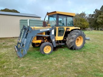 Chamberlian 3380 tractor  with 3200 SLR front end loader, bracket