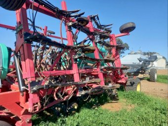 Under Auction - (A159)  2010 SH 915 Vaderstad Seed Hawk with a Flexicoil 1720 Aircart 
