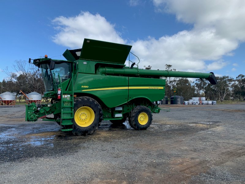 2015 John Deere S680 with 40' Macdon Front