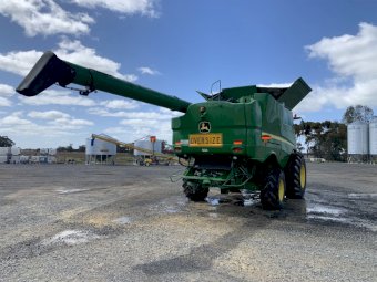 2015 John Deere S680 with 40' Macdon Front