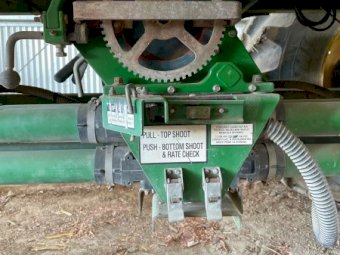 Under Auction - (A161)  John Deere 1910 340 Bushel Air Seeder 