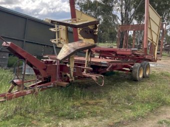 New Holland 1036 Stackliner Bale Wagon