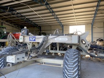 2007 NDF 550 disc planter and Simplicity 6000 lt Aircart