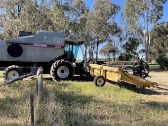 Under Auction - (A188) 1994 Gleaner R62 Header (No Front) 