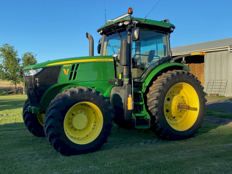 2015 John Deere 7210 R Tractor