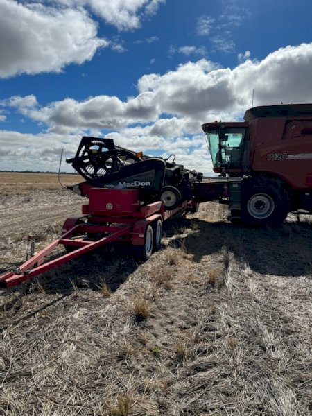2011 40' Macdon D60 Front with Comb Trailer