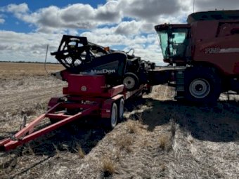 2011 40' Macdon D60 Front with Comb Trailer
