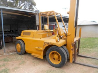 Towmotor 6 Ton Fork Lift