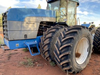New Holland 9882 Articulated Tractor
