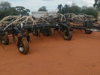 40ft Flexicoil ST820 Seeder Bar with 1720 Air Cart