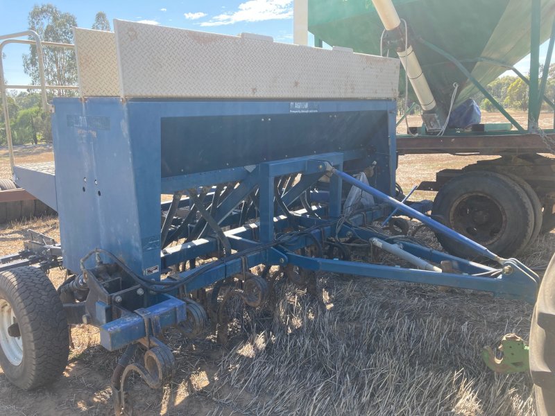 Under Auction - (A171) Agrowdrill DF1000 20 Tyne Combine with Tyre Roller 