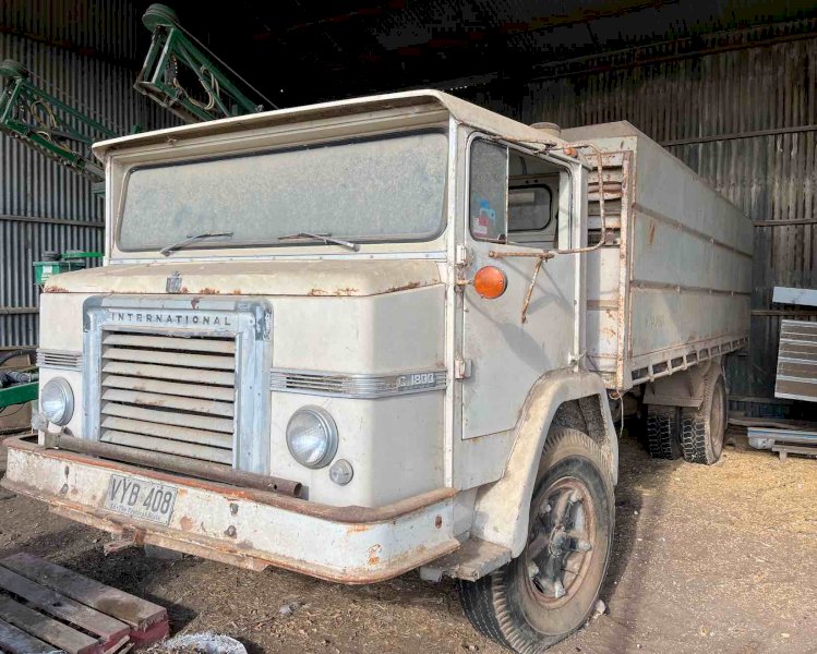 1970 International ACCO 1820C V8 Truck