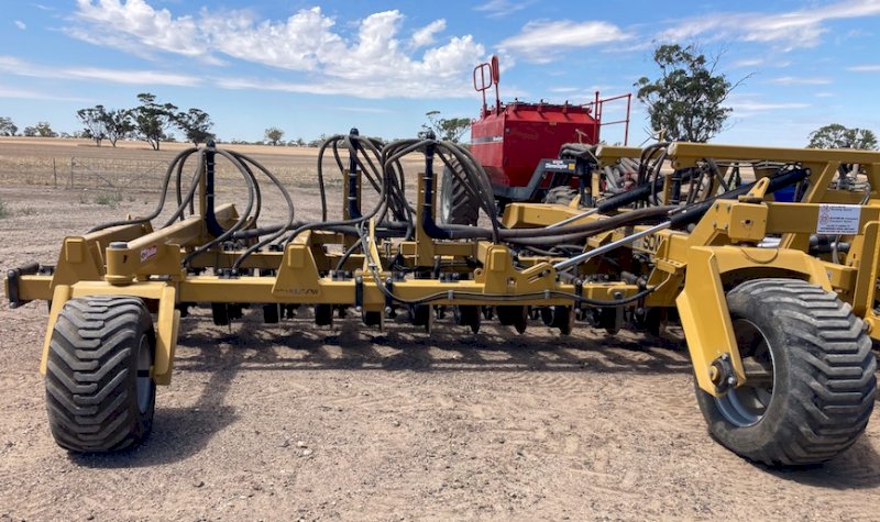 12m Serafin Aultsow Bar with Horwood Bagshaw 7000 Litre 3 Bin Cart Airseeder