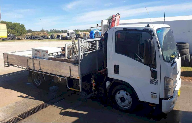 2009 NPR200 Isuzu with HIAB
