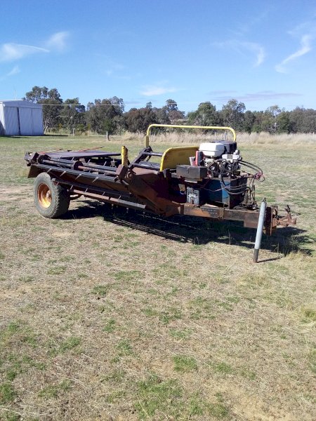 Boomerang bale feeder