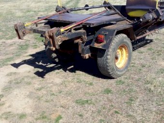 Boomerang bale feeder