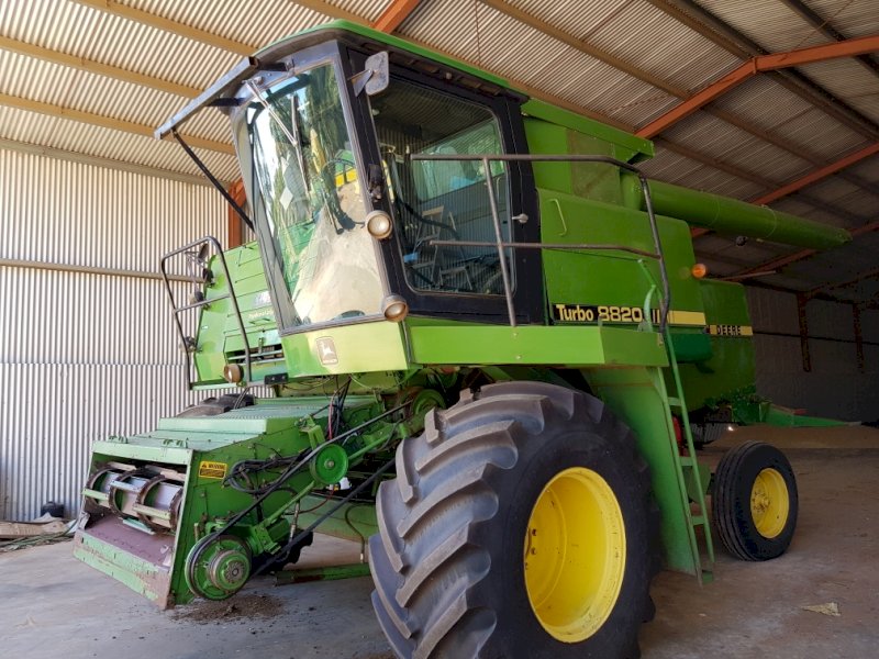 John Deere 8820 Harvester with 30ft Finger Tyne Front