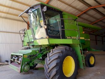 John Deere 8820 Harvester with 30ft Finger Tyne Front