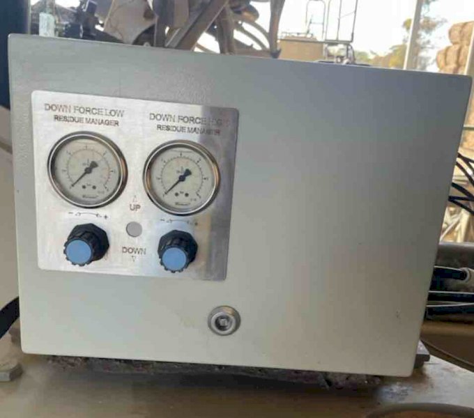 Pneumatic Residue Managers to suit NDF 550 row units,