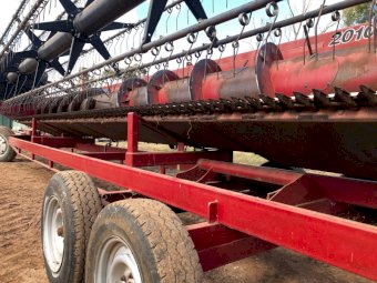 25ft Case IH 2010 Header Front with Trailer